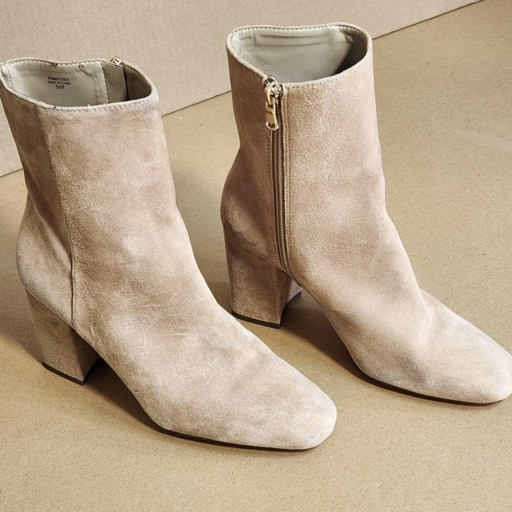 Ann Taylor Leather ankle boots tan color size 9
